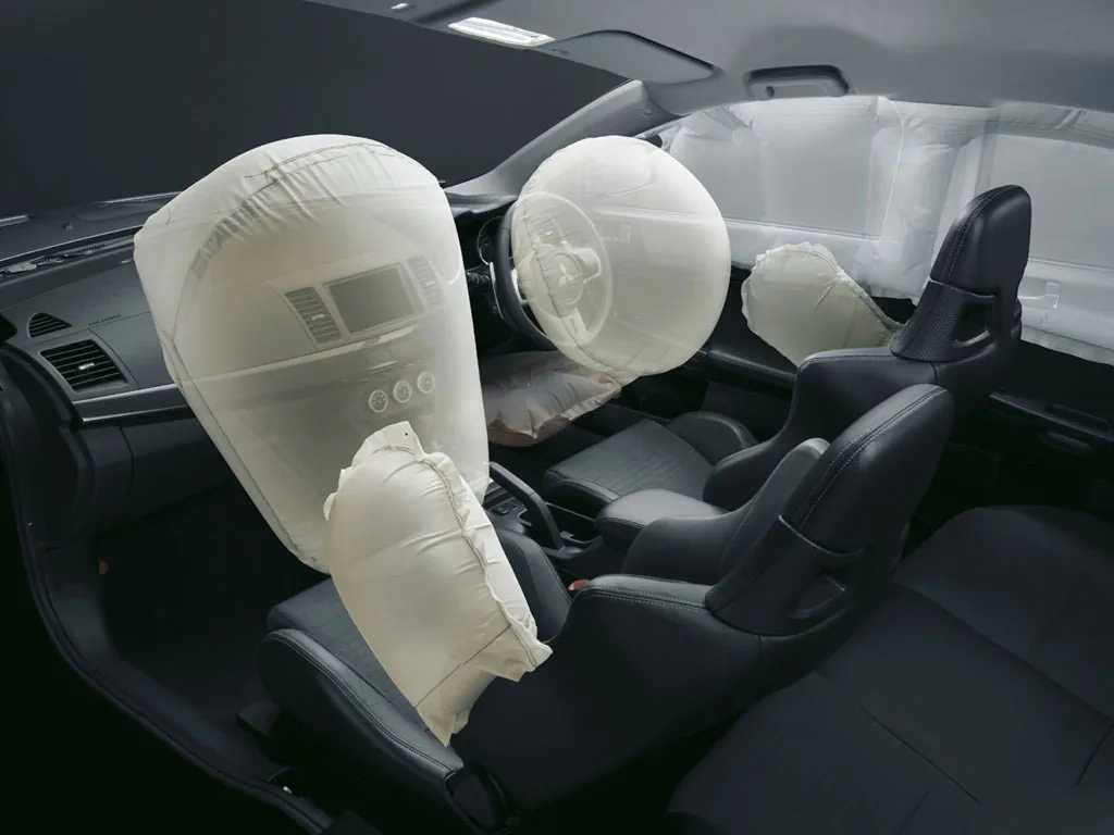 Bir otomobilde açılmış ön, yan, diz ve perde airbagleri